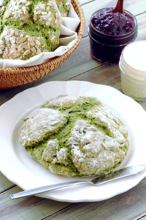 This recipe for Green Irish Soda Bread is vegan, has no added fat, and features a festive, natural green color. Perfect for St. Patrick's Day! Green Dessert, Irish Bread, Irish Recipes Traditional, Irish Soda Bread Recipe, Pane Dolce, Irish Soda, Vegan Lunches, Irish Soda Bread, Pastry Flour