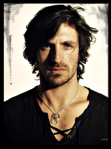 Eoin Macken as Sir Gawain Eion Macken, Eoin Macken, Merlin Colin Morgan, Merlin Cast, La Brea, Merlin And Arthur, Irish Actors, Gorgeous Eyes, Man Crush