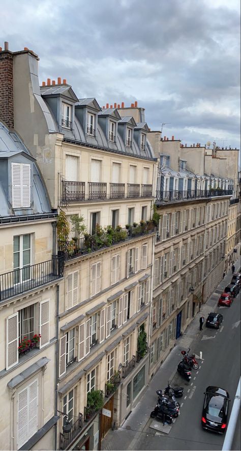 French Townhouse Aesthetic, Paris Apartment Building, French City House, Classic French Architecture, French Apartment Building, Paris Buildings Architecture, Paris Apartments Exterior, Bloxburg Paris Town, Paris Apartment Exterior