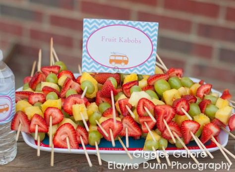 borchettes de fruits Backyard Luau, Luau Decor, Beach Party Food, Surf Birthday Party, Surf Birthday, Surf Party, Graduation Party Foods, Beach Birthday Party, Luau Birthday Party