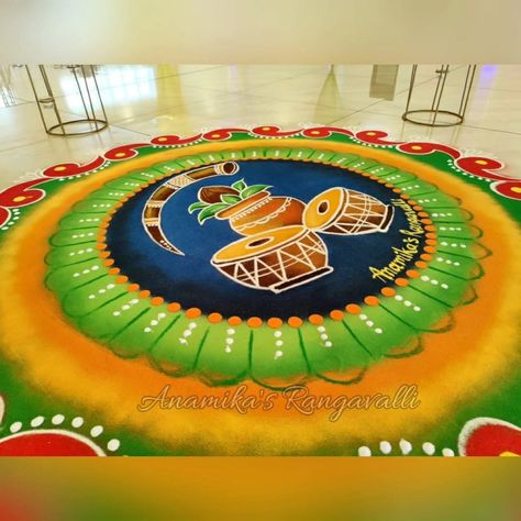 The beats of the dhol and the melody of the shehnai, woven together in vibrant Rangoli! Wedding Rangoli Designs Indian, Elegant Rangoli Designs, Pongal Rangoli Competition, Ganapati Rangoli Designs Latest, Wedding Rangoli Designs, Sri Krishna Photos, Art Rangoli, Rangoli Designs For Competition, Rangoli Designs Videos