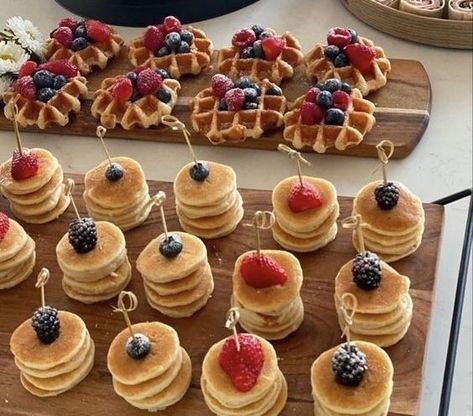 Summer Wedding Buffet Ideas, Brunch For Party, Brunch Party Birthday, Pretty Brunch Food, Fun Birthday Food Ideas, Sweet 16 Food Ideas Snacks, Cute Party Food Ideas, Breakfast Gender Reveal, Breakfast Birthday Party Ideas