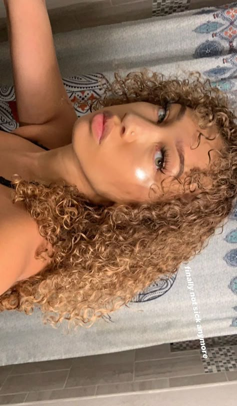 Honey Blonde Eyebrows, Curly Hair Dye Ideas Honey Blonde, Honey Blonde Natural Curly Hair, Light Skin With Blonde Hair Curly, Light Colored Curly Hair, Light Brown Blonde Curly Hair, Caramel Blonde Hair Curly, Honey Blonde Hair On Mixed Women, Honey Blonde Caramel Hair