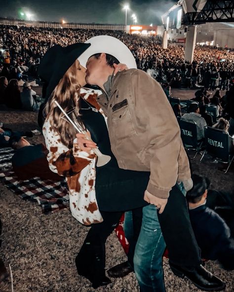 Cow Print Coat Outfit, Cowboy Hat For Women Cow Print, Cow Print Jacket, Country Concert With Boyfriend, Couples Country Concert, Country Western Fashion, Country Concert Outfit, Country Concerts, Print Coat