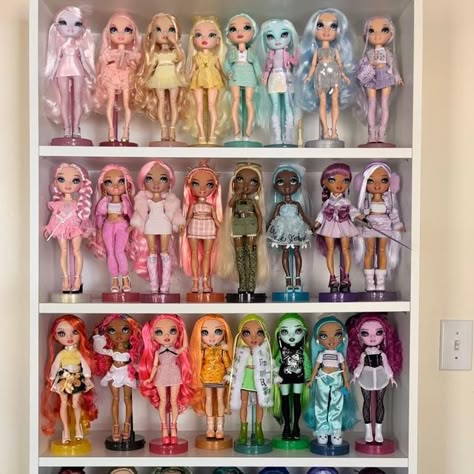 hannah 🕸🤍 on Instagram: "I’m so excited to share my Rainbow High bookcase!🌈✨ The organization was inspired by @nishkween and their collections of pastels, brights, neons, and muted rainbows. I’m so happy it worked out this evenly!🤩🥰✨ . . . #rainbowhigh #shadowhigh #rh #doll #dollcollector #dollcollection #collecttherainbow🌈 #rainbow #pastel #neon #bright #rainbowhighdolls #shadowhighdoll #rainbowhighcollection #dollrestyle #rainbowhighrestyle" Rainbow High Display, Rainbow High Doll Storage, Rainbow High Doll Restyle Ideas, Rainbow High Collection Display, Dolls Rainbow High, Doll Collection Display, Rainbow High Collection, Custom Rainbow High Dolls, Rainbow High Doll Collection Display