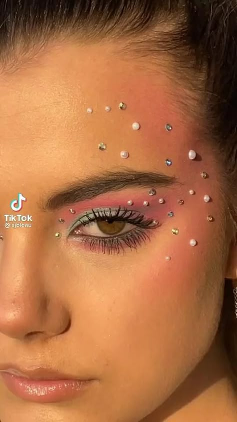 Maquillage Festival Coachella, Coachella Makeup Glitter, Rave Makeup Ideas Festivals, Make Up With Diamonds, Make Up With Gems, Eye Gems Makeup, Stones Makeup, Make Up Festival, Bedazzled Makeup