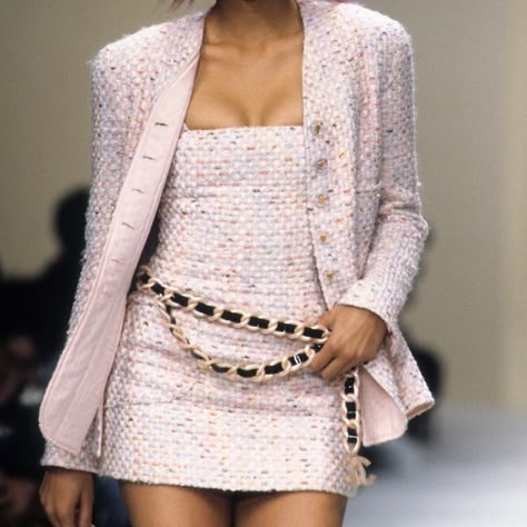 CHANEL 1994 Chanel 90s, 90s Chanel, Haute Couture Style, Chanel Fashion Show, 90s Runway Fashion, Chanel Runway, Chanel Outfit, Runway Fashion Couture, 90s Runway