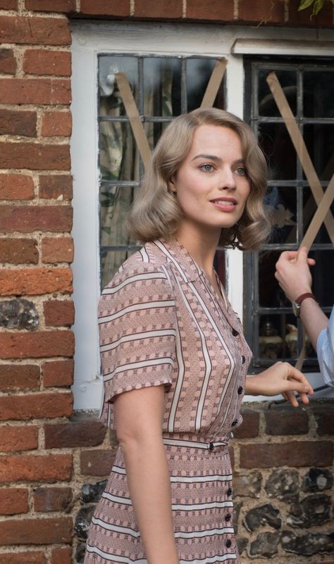 Celebrity Impressions, Goodbye Christopher Robin, Christopher Robin, 20th Century Fashion, Ben Affleck, Celebrity Red Carpet, Actress Pics, On The Red Carpet, Margot Robbie