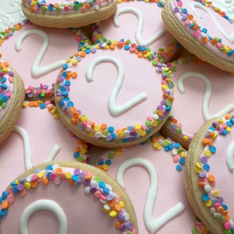 5 Cookies Number, Easy Birthday Royal Icing Cookies, Circle Birthday Cookies Decorated, Circle Birthday Cookies, 2 Year Birthday Cookies, Frosted Birthday Cookies, Fourth Birthday Cookies, Royal Icing First Birthday Cookies, Diy Birthday Cookies