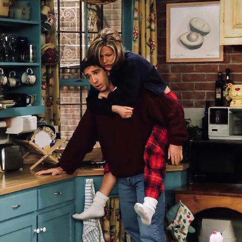 Friends Iconic Scenes, Friends Photo Collage, Chandler Joey, Monica Chandler, Joey Friends, Rachel Green Outfits, Friends Best Moments, Ross And Rachel, Friends Scenes