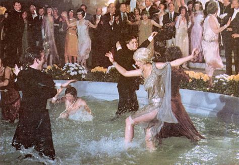 A fantastic scene from the first Great Gatsby film released in 1974. 20s Aesthetic, 1920s Aesthetic, Roaring 20, Septième Art, Gatsby Party, Party Scene, Roaring 20s, The Great Gatsby, Old Money Aesthetic