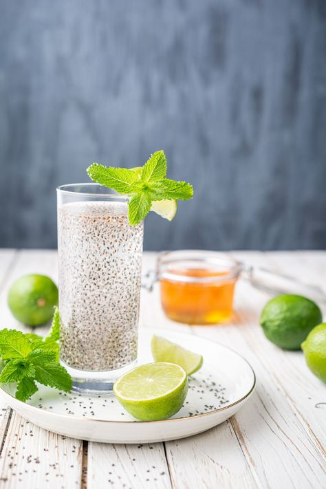 Mexican Lemonade, Chia Fresca Recipe, Body Wraps Recipe, Chia Fresca, Chia Benefits, Chia Seeds Benefits, Chia Seed Recipes, Lemonade Recipe, Raspberry Lemonade