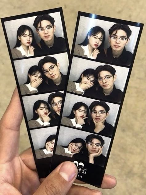 Ulzzang Couple Date, Photobooth Ideas Poses, Photobox Couple, Photobooth Ideas Poses Couple, Photo Booth Poses Couple, Photobox Ideas Pose Couple, Photobox Pose, Photobooth Ideas, Mode Ulzzang