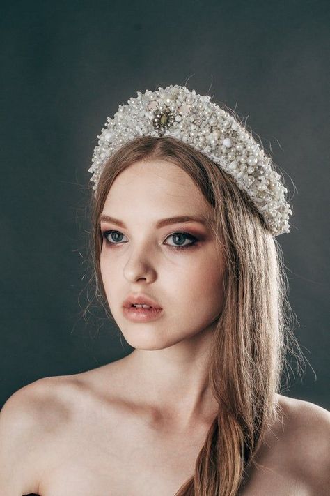 Enchanted Evening 'Dos: Fairy Tale Party Hairstyle Ideas for Magical Moments Space Mask, Party Hairstyle, Russian Wedding, Character Face, Russian Style, Modern Accessories, Bride Accessories, Russian Fashion, Party Hairstyles