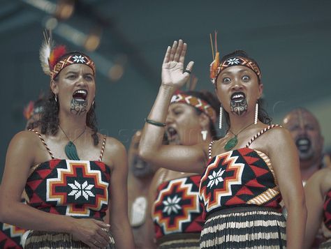 February 25, 2007. Women belonging to the 'Whangara-Mai-Tawhiti' kapa haka group, perform during the Te Matatini Kapa Haka national championships, at Arena Manawatu, Palmerston North, New Zealand. Kapa Haka, Maori Face Tattoo, Polynesian Dance, Maori Tattoos, Maori People, Māori Culture, Fest Outfits, Wildlife Photographer, Maori Art