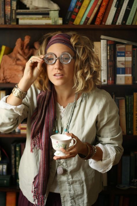 Professor Trelawney Costume, Professor Trelawney, Harry Potter Kostüm, Epic Halloween Costumes, Harry Potter Halloween Costumes, Moaning Myrtle, Harry Potter Room Decor, Play Casino Games, I Love Halloween