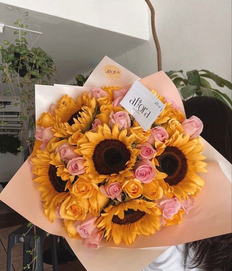 Sunflower And Rose Bouquet, Roses And Sunflowers Bouquet, Flowers For Girlfriend, Roses Bouquet Gift, Flower Boquet, Birthday Flowers Bouquet, Luxury Flower Bouquets, Flower Gift Ideas, Boquette Flowers