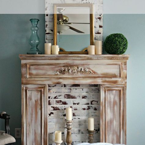 Faux Foyer, Diy Fireplace Mantle, Faux Fireplaces, Design Camino, Vintage Mantle, Seeking Lavender Lane, Faux Fireplace Mantels, Diy Mantel, Faux Fireplace Diy