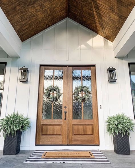 Rustic Farmhouse Interior, Home Designs Exterior, Farmhouse Front Door, Wallpaper Retro, Farmhouse Front, Casa Exterior, Design Apartment, Front Porch Decorating, Doors And Windows