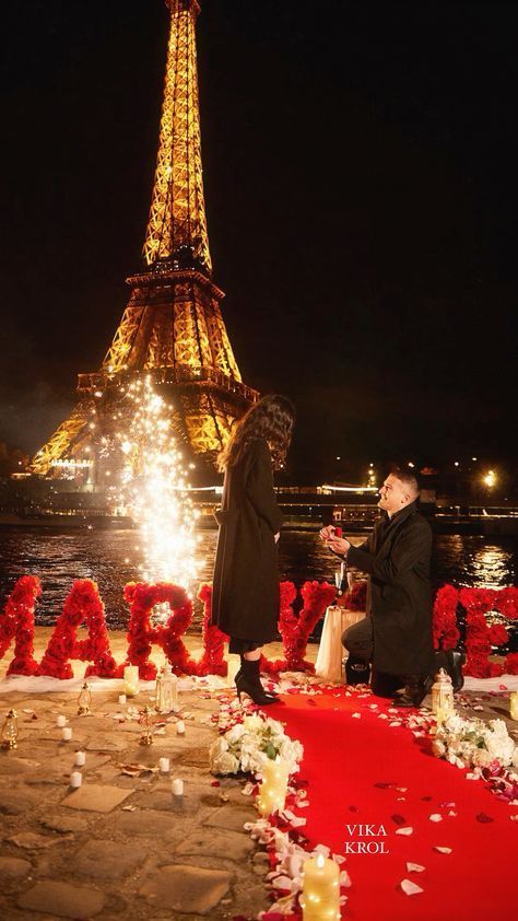 Paris Marriage Proposal, Surprise Proposal Pictures, Night Romance, Paris Proposal, Cute Proposal Ideas, Proposal Pictures, Mood With Bae, Love Night, Dream Wedding Reception