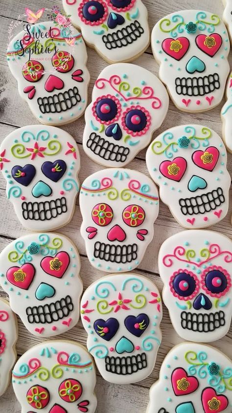 Sugar Skull Cookies Royal Icing, Day Of The Dead Sugar Cookies, Skull Cookies Royal Icing, Day Of The Dead Cookies Decorated, Sugar Skull Cookies Decorated, Skull Cookies Decorated, Skull Cookie Decorating, Skull Sugar Cookies, Sugar Skull Cookies