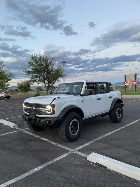 Bronco Girl Aesthetic, Bronco Aesthetic, Big Houses Exterior, 2023 Bronco, Bronco Interior, Ford Bronco Truck, White Bronco, New Ford Bronco, Bronco Car