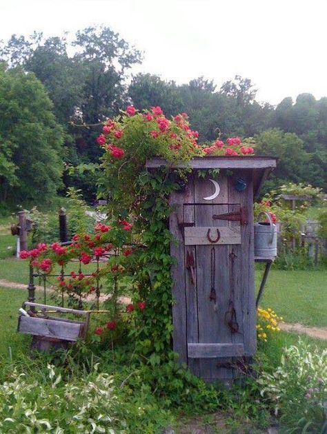 Old Outhouse, Shed House, Out Houses, Outdoor Sheds, Shed Homes, Shed Design, Tool Sheds, Little Garden, Garden Structures