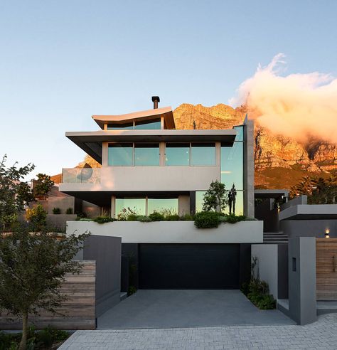 UT 41 by Renato Graca Camps Bay Houses, Danny Ocean, Camps Bay, Homes Exterior, House Design Exterior, Bay House, Modern Mansion, House Design Photos, Modern Architecture House