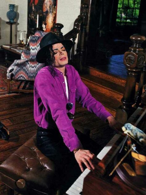 Michael Jackson at Neverland 1993 Michael Jackson House, Harry Benson, Neverland Ranch, Michael Jackson Images, Michael Jackson Neverland, Hee Man, Michael Jackson Rare, Jackson Bad, Photos Of Michael Jackson