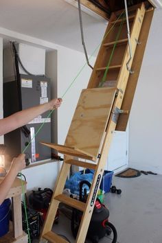 Wow! Diy Attic Storage, Attic Diy, Attic Lift, Attic Organization, Garage Attic, Garage Diy, Attic Ladder, Storage Garage, Pulley System