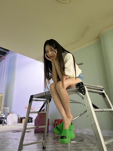 newjeans pics on Twitter: "🐣📞 #Hyein https://t.co/crYl8cygY0" / Twitter Mode Ulzzang, New Jeans Style, Dara Kpop, My Chemical, Actor Model, Extended Play, Kpop Girl Groups, K Idols, New Hair