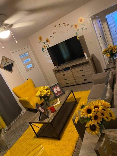 Yellow Aesthetic House Decor, Sunflower Theme Living Room, Yellow And Green Living Room Ideas, Sunflower House Decor, Lime Green House, Sunflower Bedroom Ideas, Sunflower Board, Sunflower Elephant, Asl Sign Language Words