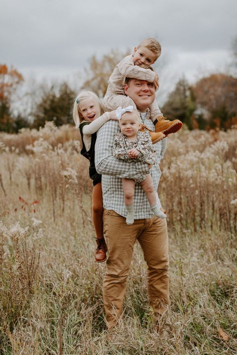 Gerten Family - Nikki Jilek 3 Kid Family Photoshoot, Fall Family Portrait Ideas, Family With 3 Kids Photoshoot, Family Pictures With 3 Kids, 3 Kids Family Pictures, Fall Family Of 5 Pictures, Family Photo Poses Outdoor Family Of 5, Family Pictures 3 Kids, Family Photoshoot 3 Kids