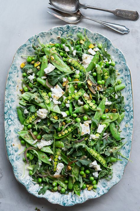 Spring Pea Salad Recipes, Spring Seasonal Foods, Spring Dinner Ideas Healthy, Fresh Pea Salad, Fresh Peas Recipe, Pretty Salads, Spring Salad Ideas, Spring Pea Salad, Paleo Grilled Chicken