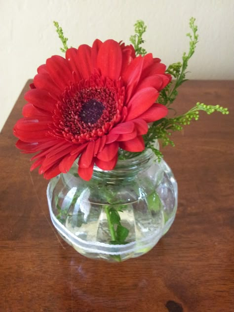 Flower Arrangements Simple Vase, Easy Flower Arrangements Diy, Simple Flower Arrangements, Simple Floral Centerpieces, Tall Floral Arrangements, Small Flower Arrangements, White Flower Arrangements, Table Flower Arrangements, Fall Flower Arrangements