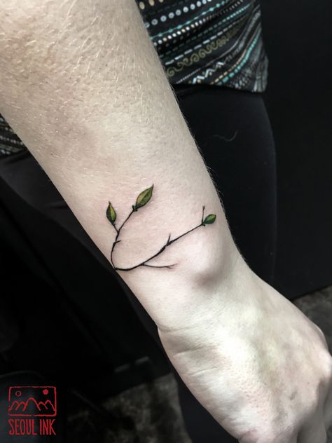 Dainty Branch Tattoo, Tree Branch Tattoos For Women, Small Branch Tattoo, Plants Tattoo, Tree Branch Tattoo, Botanical Tattoos, Tattoo Tree, Tree Tattoos, Tattoo Time