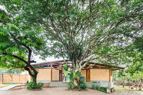 Escola Waldorf Ecoara / Shieh Arquitetos Associados Tsinghua University, Retail Store Display, Nature School, Construction Activities, Compact House, Waldorf School, University Of Sydney, Steel Frame Construction, Rammed Earth