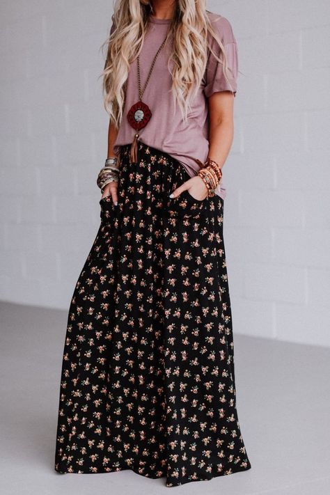 Black Floral Maxi Skirt Outfit, Black Maxi Skirt Outfits, Floral Maxi Skirt Outfit, Black Floral Maxi Skirt, Casual Chic Outfits, Bohemian Pants, Long Skirt Outfits, Maxi Skirt Outfits, Rock Outfit