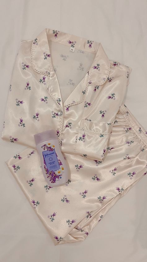 Pretty Silk Pajamas, Silk Pijama Aesthetic, Cute Pajama Sets Silk, Cute Pjs Silk, Purple Pjs Aesthetic, Silk Pjs Aesthetic, Silk Jammies, Satin Pajamas Aesthetic, Silk Pajamas Aesthetic