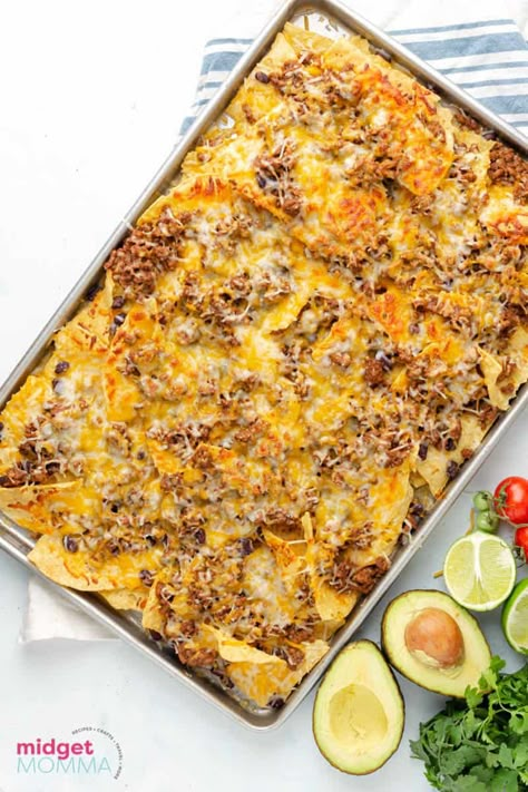 Nachos In Oven, Shawarma Recipes, Ground Beef Nachos, Loaded Nachos Recipe, Nachos Recipe Beef, Sheet Pan Nachos, Pan Nachos, Nachos Ingredients, Baked Nachos