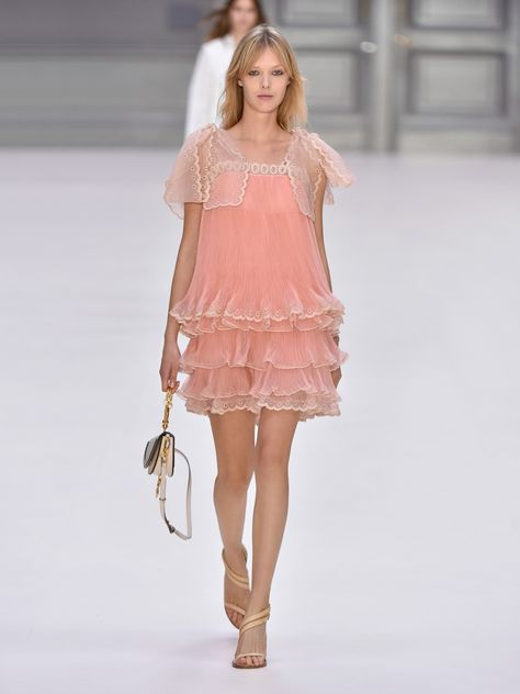 Look 30 from the Chloé Spring-Summer 2017 collection Spring Ready To Wear, Mode Rose, Looks Street Style, Runway Collection, Fashion Show Collection, Fashion 2017, Spring 2017, Primavera Estate, Pink Fashion