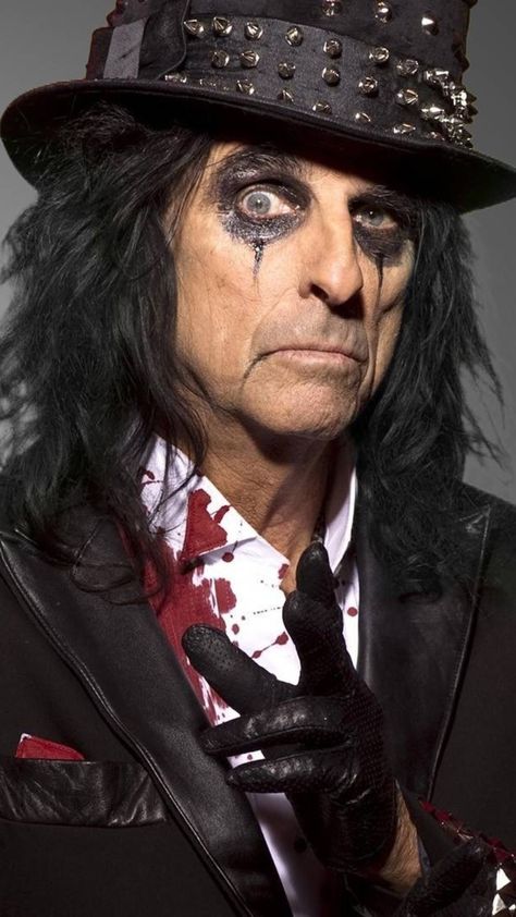 August 12, 1972:  Alice Cooper had the #1 U.K. song with "School's Out." Alice Cooper Makeup, Alice Cooper Costume, Alice Copper, Mom Painting, Guitar Tabs And Chords, The Hollywood Vampires, Rock Musicians, Hollywood Vampires, Drag King