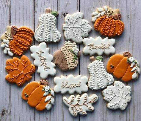 Pumpkin Cookies Set - Etsy Thanksgiving Cookies Decorated, Pumpkin Cookies Decorated, Fall Decorated Cookies, Pumpkin Sugar Cookies, Turkey Cookies, Royal Icing Sugar, Theme Cookies, Yummy Sugar Cookies, Leaf Cookies