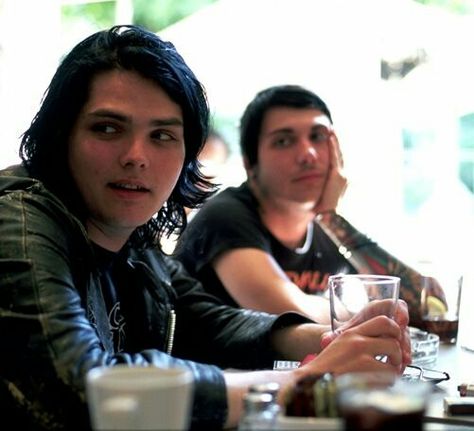 Ferard so much Gerard And Frank, Memes Love, Mcr Memes, Emo Memes, I Love Mcr, Emo Music, Frank Iero, Band Memes, Gerard Way