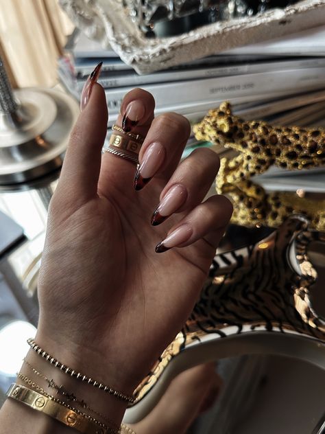 French Color Nails Design, Tortoise French Tip Nails Almond, Aesthetic Nails 2024, Cheetah Print French Tips, Cheetah Tip Nails, Cheetah French Tip Nails, Cheetah Print French Tip Nails, Brown Tip Nails, Leopard Print French Tips