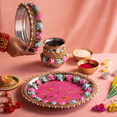 Karwa Chauth Thali, Karwa Chauth Gift, Arti Thali Decoration, Diwali Photography, Paper Flowers Diy Easy, Thali Decoration Ideas, Karva Chauth, Poses Family, Pooja Thali