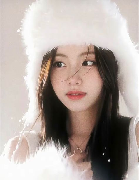 Garam Kpop, A Woman, Hair, White, Black