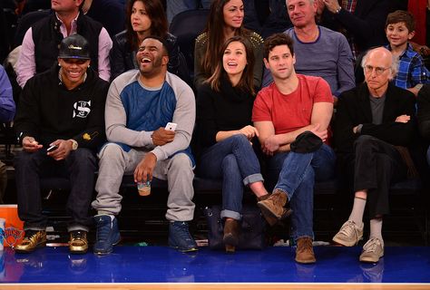 Larry David At A Basketball Game Is SO Larry David Uber Humor, Larry David, Curb Your Enthusiasm, New York Knicks, Funny Games, Funny People, Celebrity Photos, Funny Photos, Funny Images