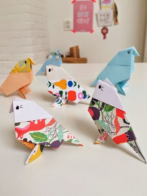 origami facile à faire avec les enfants - des perroquets multicolores mignons Diy Origami Home, Bird Paper Craft, Origami Birds, Tutorial Origami, Origami And Kirigami, Folding Origami, Origami Bird, Origami Animals, Pinterest Diy