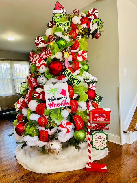 Grinch Theme Centerpieces, Grinch Table Centerpiece, Grinch Centerpiece, Grinchmas Decorations Diy, Grinch Tree, Grinch Trees, Grinch Decorations, Grinch Christmas Party, Colorful Ornaments